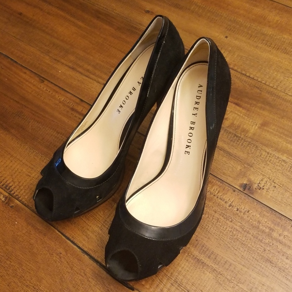 Audrey Brooke Black Pumps
